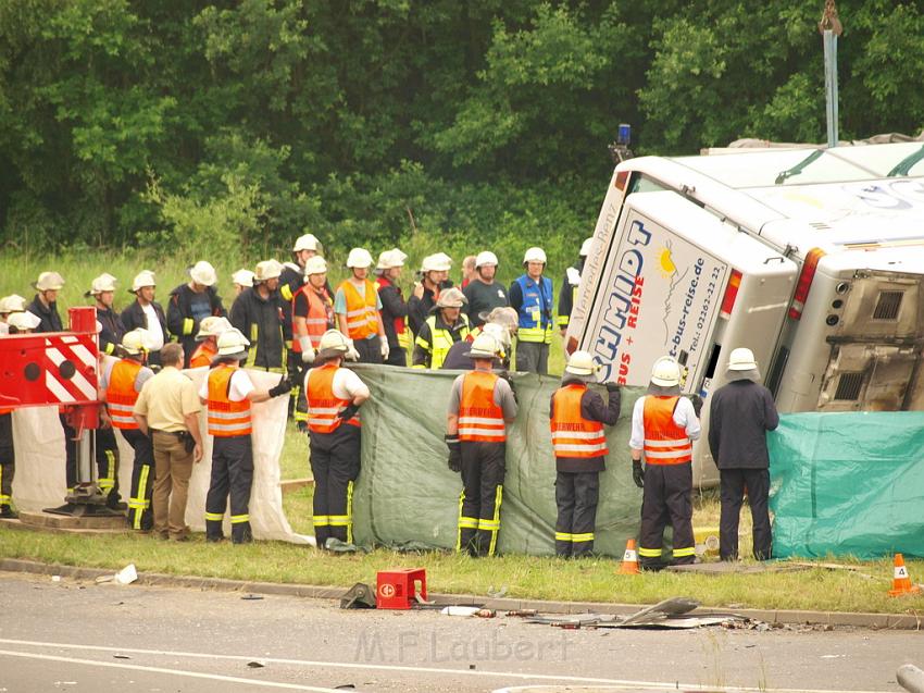 Schwerer Unfall mit Reisebus Lohmar Donrather Dreieck P453.JPG
